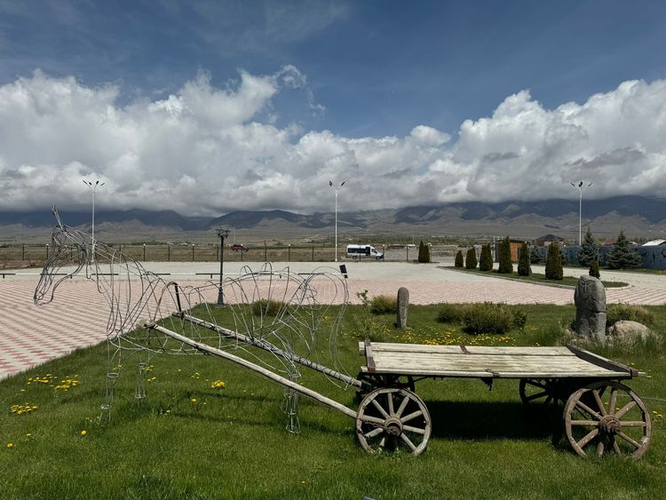 Маковые поля Киргизии. Весенний тур на озеро Иссык-Куль.